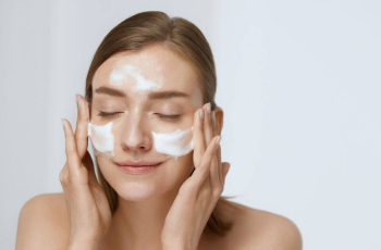 Choosing the Right Cleanser: Essential Guide for Your Skincare Routine Choosing the Right Cleanser: Essential Guide for Your Skincare Routine