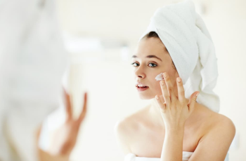 Alcohol in Skincare: Types, Benefits, Risks, and Skin Suitability