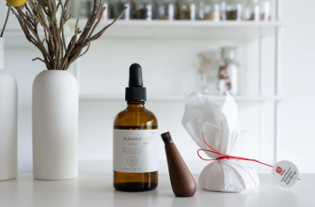 Azelaic Acid Benefits: Gentle Exfoliation for Clear, Calm Skin