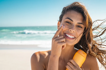 Remove Sunscreen Without Damaging or Drying Skin