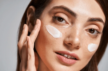 The Science Behind Moisturizers: How They Hydrate and Protect Skin The Science Behind Moisturizers: How They Hydrate and Protect Skin
