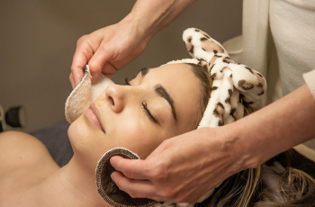 Expert Skincare Tips to Remove Makeup Completely and Protect Your Skin