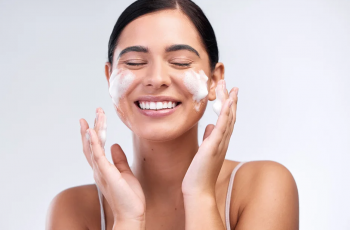 How to Safely Combine Retinol and Dermaplaning in Skincare Routines